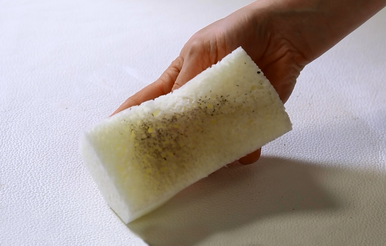 Lederreinigung Nachher – Glattleder-Ergebnis nach der kraftvollen Säuberung. Porentief saubere Leder-Oberfläche nach der erfolgreichen Fleckentfernung mit dem KERALUX Intensivreiniger.