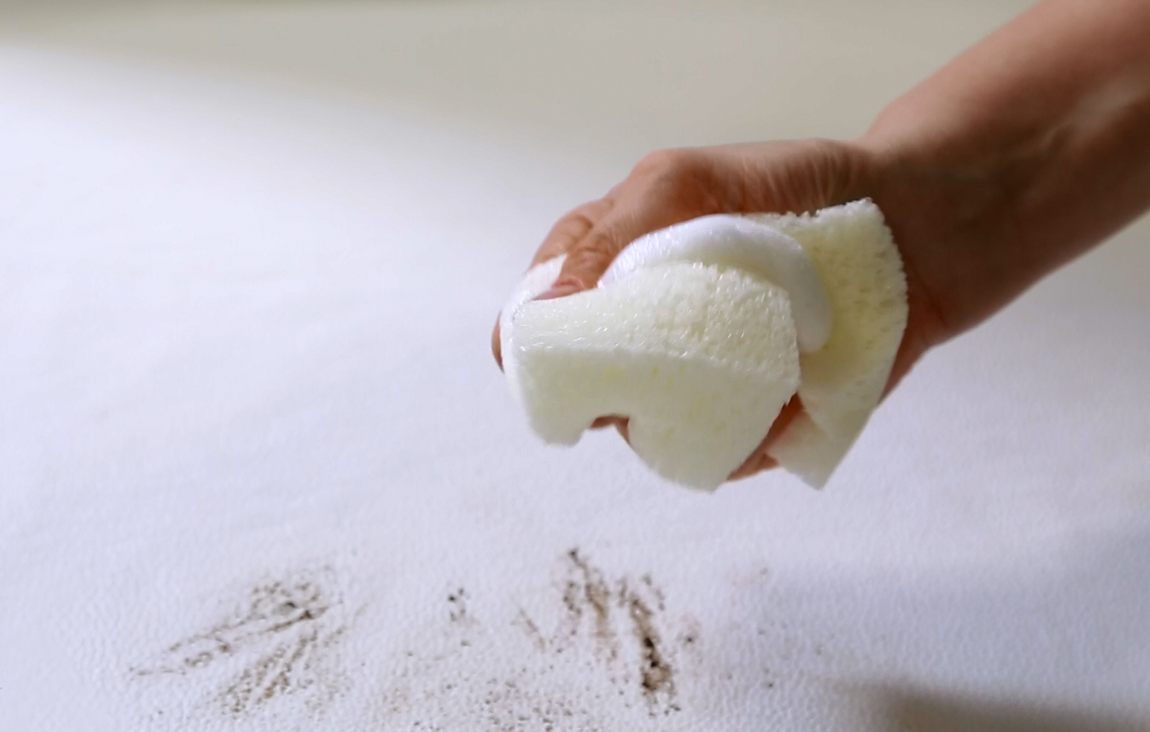 Lederreinigung Vorher – Starke Verschmutzung auf glatten Lederflächen. Hartnäckige Flecken und tiefsitzender Schmutz auf Glattleder vor der Intensivreinigung mit KERALUX Lederreiniger.