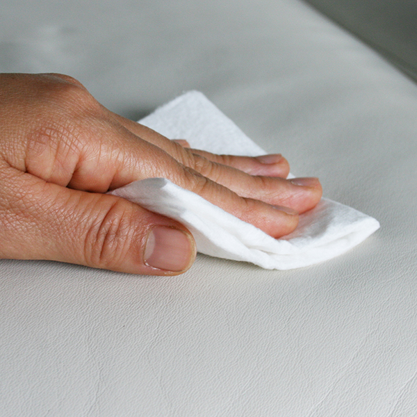 Reinigung mit Tuch. Reinigung mit einem Tuch vorher.