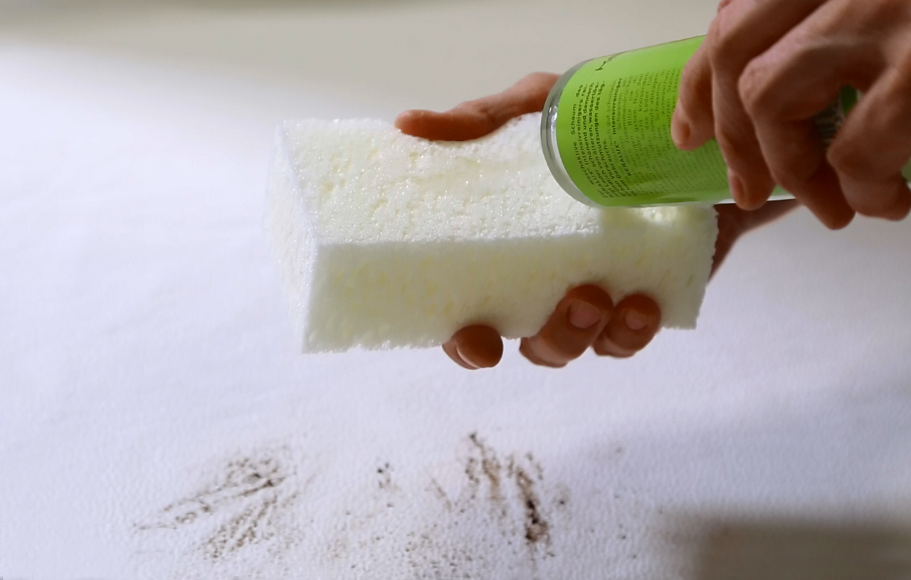 Reinigungsvorgang, Vorbereitung. Auftrag des Intensivreinigers auf einen Schwamm.